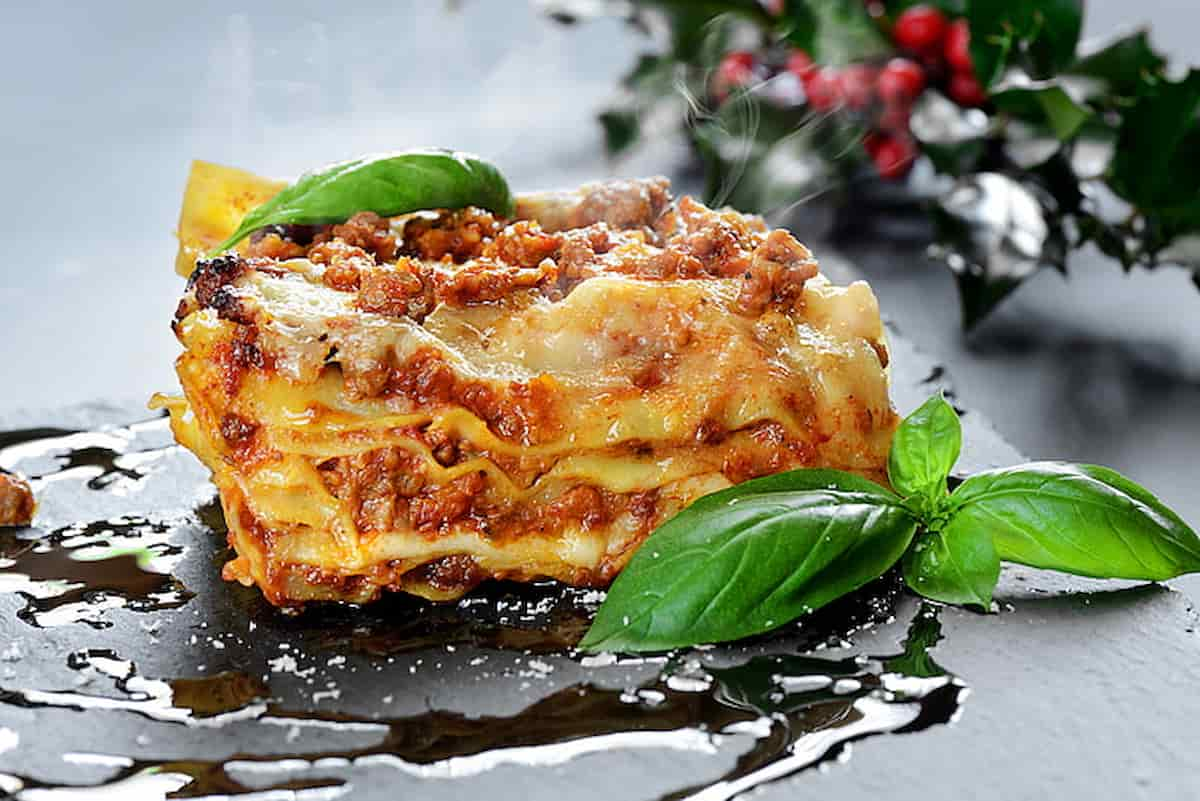  Lasagna Per Tray; Meat Vegetables Spices Pizza Cheese Materials (500 Grams Weight) 